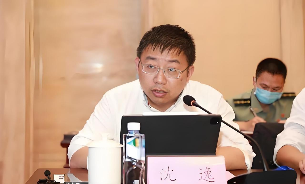 复旦大学教授沈逸：“西方善于装，西方一代强盗，二代做生意，三代装贵族。”一针见血