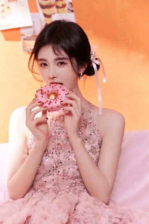 鞠婧祎：商业价值的璀璨之星