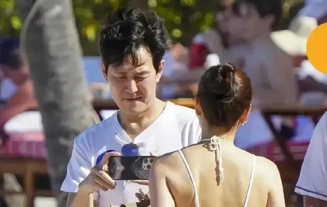 李政宰和林世玲在圣巴特岛度假，李政宰给这位三星前太子妃拍照时用的是苹果手机。
