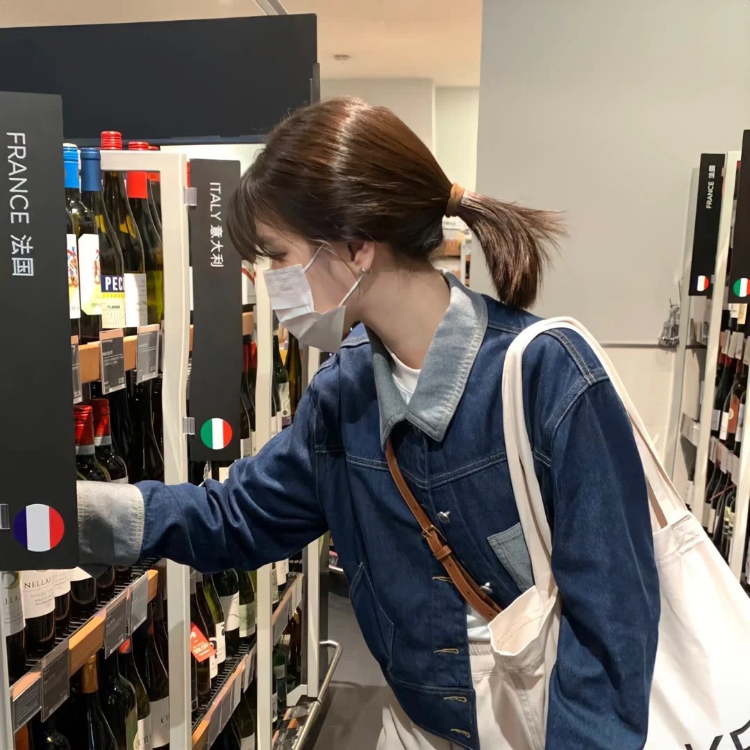 各位姐妹平时会带金镯子上下班吗
感觉不带 放着吧也是放着
带着感觉有点不好意思 