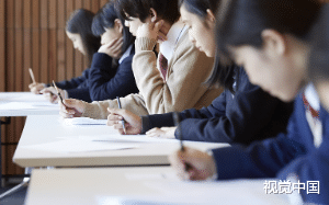 为了学霸的头衔，她带着酒醉的男友和校外的混混，将我引到学校后山，却不知是引火烧身......