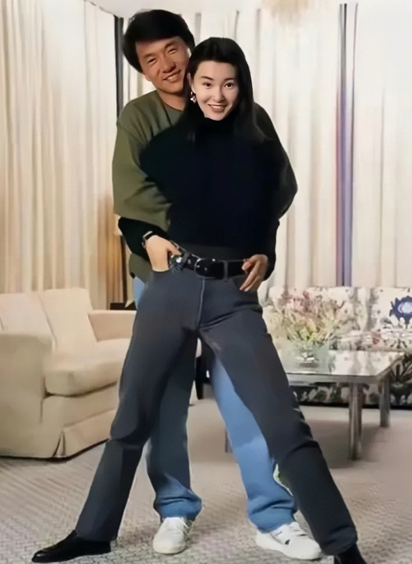 1989年，成龙和张曼玉别具一格的合影。镜头下的张曼玉长发披肩，美貌动人，她身穿