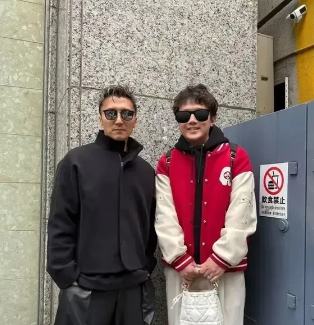 我觉得谢霆锋真的挺成功的，爱现任女友王菲，也顾上前妻张柏芝！近日，不少网友在日本