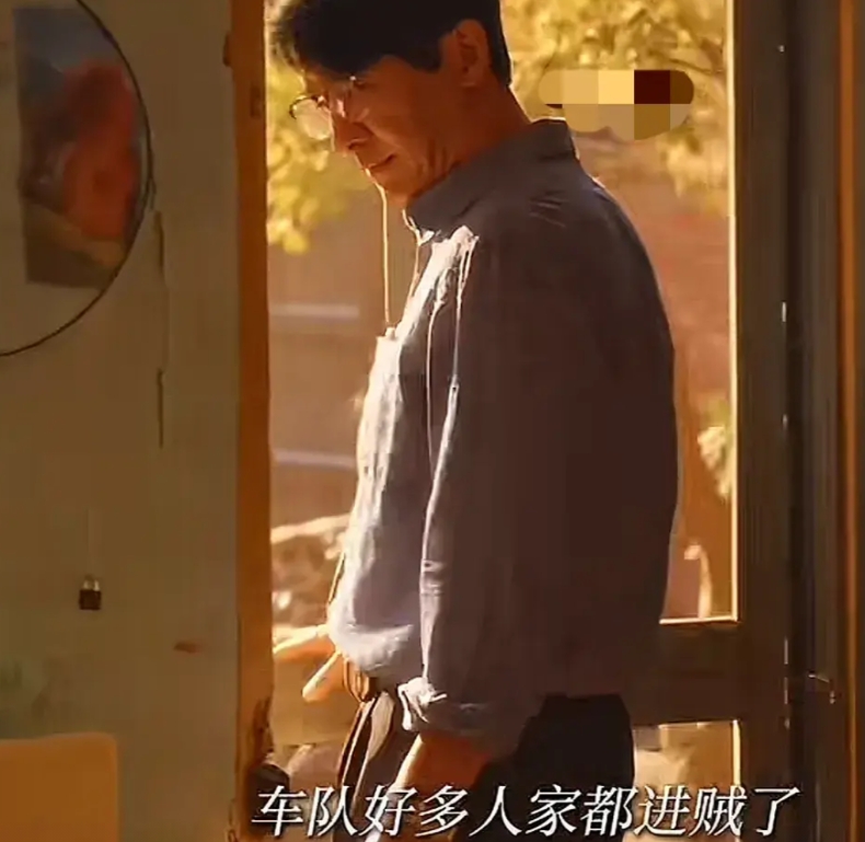《小巷人家》黄玲辛苦供养的孩子都飞走了，却留了一个不是亲生的侄儿在身边，鹏飞嘴巴