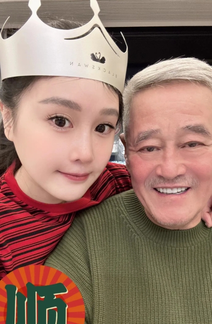 赵本山女儿球球晒全家福照片，本山大叔惊喜出镜，网友们直呼太想念有他的春晚了！
还