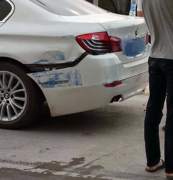 山东莱阳，15岁的女孩骑车撞上了宝马轿车，车主当场表示谅解女孩。
可在女孩18岁