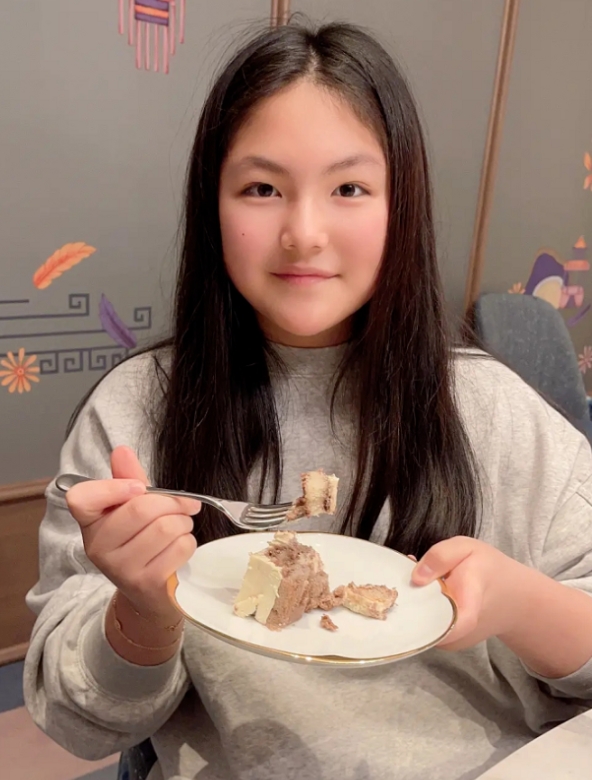 有钱人的生活也不容易，做为大名鼎鼎的超级富婆李湘，早餐竟然只是一块蛋糕，这块蛋糕