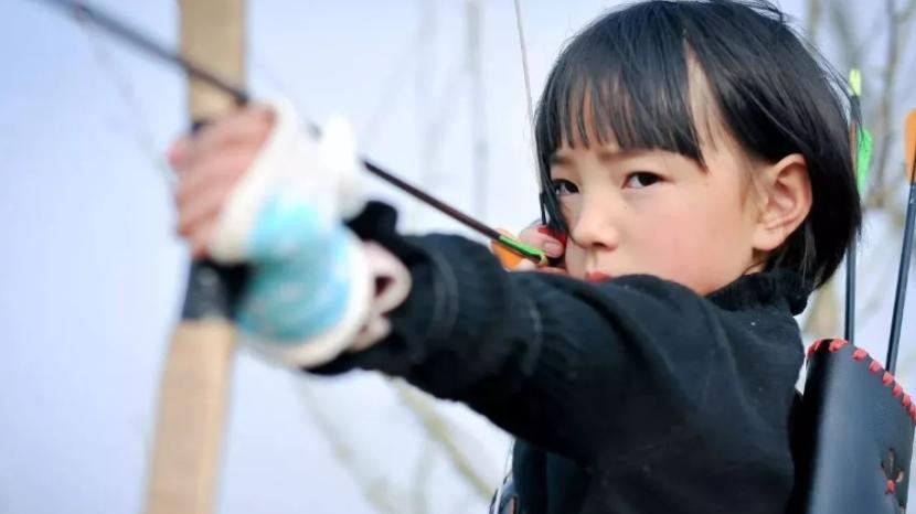 2007年，内蒙古一个6岁的小女孩以惊人的天赋打破常规，加入了特种部队。她的故事