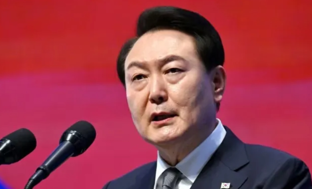 尹锡悦拒绝投降
目前韩国警察已经将总统府官邸包围，同时用警车堵住出入口，避免发生