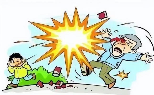 山东泰安，一男孩从同学家拿了几个鞭炮燃放，结果将一位骑电动车的路人的眼睛给炸伤了