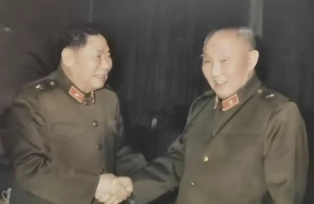1991年，80岁的杨得志参加老红军聚会。可到了现场，他却迟迟不肯入座。组织者顿