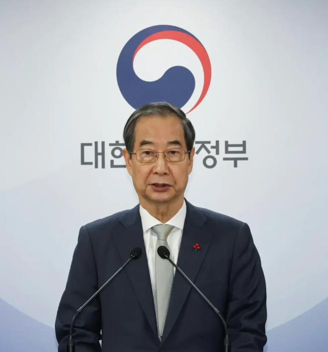 突发消息！韩国总理韩悳洙代替尹锡悦暂时行使总统职权第一天便被曝主动与美国总统拜登
