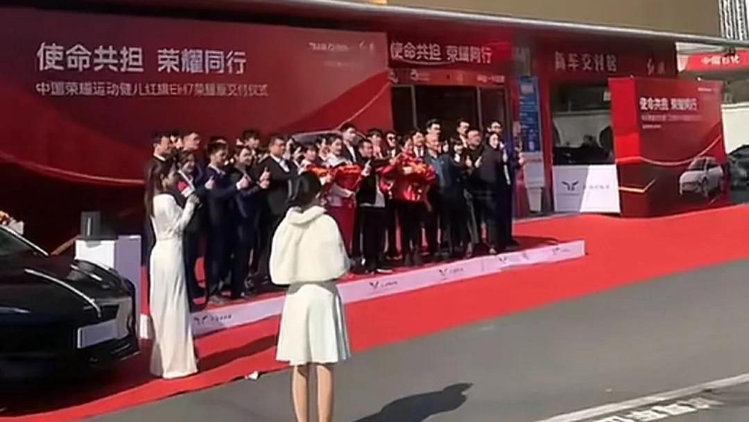 全红婵再喜提一辆红旗车，领到巴黎奥运会的奖励，全爸来代领！