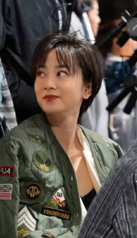 她被誉为娱乐圈中最干净的女演员，与小丈夫结婚15年来一直保持零绯闻的记录。她对待