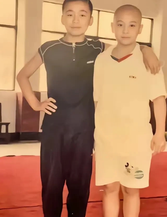 王宝强成功不是跑龙套跑出来的，他也靠了人脉。草根哪能轻易翻身，没那么简单。得努力