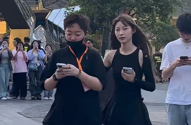 杭州偶遇痞幼 , 现实生活中痞幼的颜值还是挺高的 , 身材是真的不错
