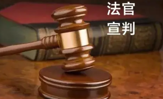 一起拾金不昧案件引起网友们对一个问题的思考。
孙先生称自己捡了5350元。在警察