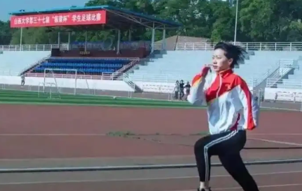 1994年，太原女婴因手臂残疾被抛弃，58岁拾荒妇人见其可怜，把她捡回家用面糊糊