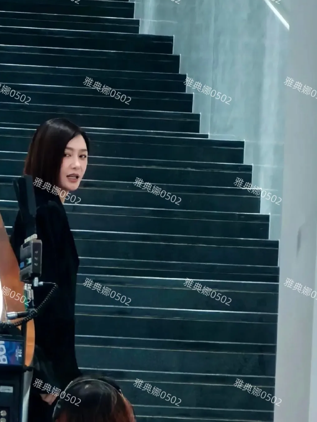 秦岚拍摄生图，太瘦了很显老，脸上整感明显，离开美颜滤镜就是一个40多岁的大妈，根