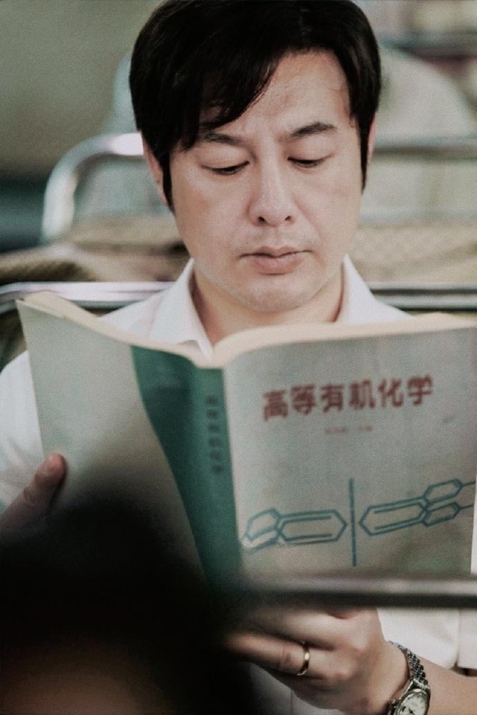 好开心呀，昨晚追了张颂文新剧《猎冰》，真是太好看了！剧情紧凑，扣人心弦，让人欲罢