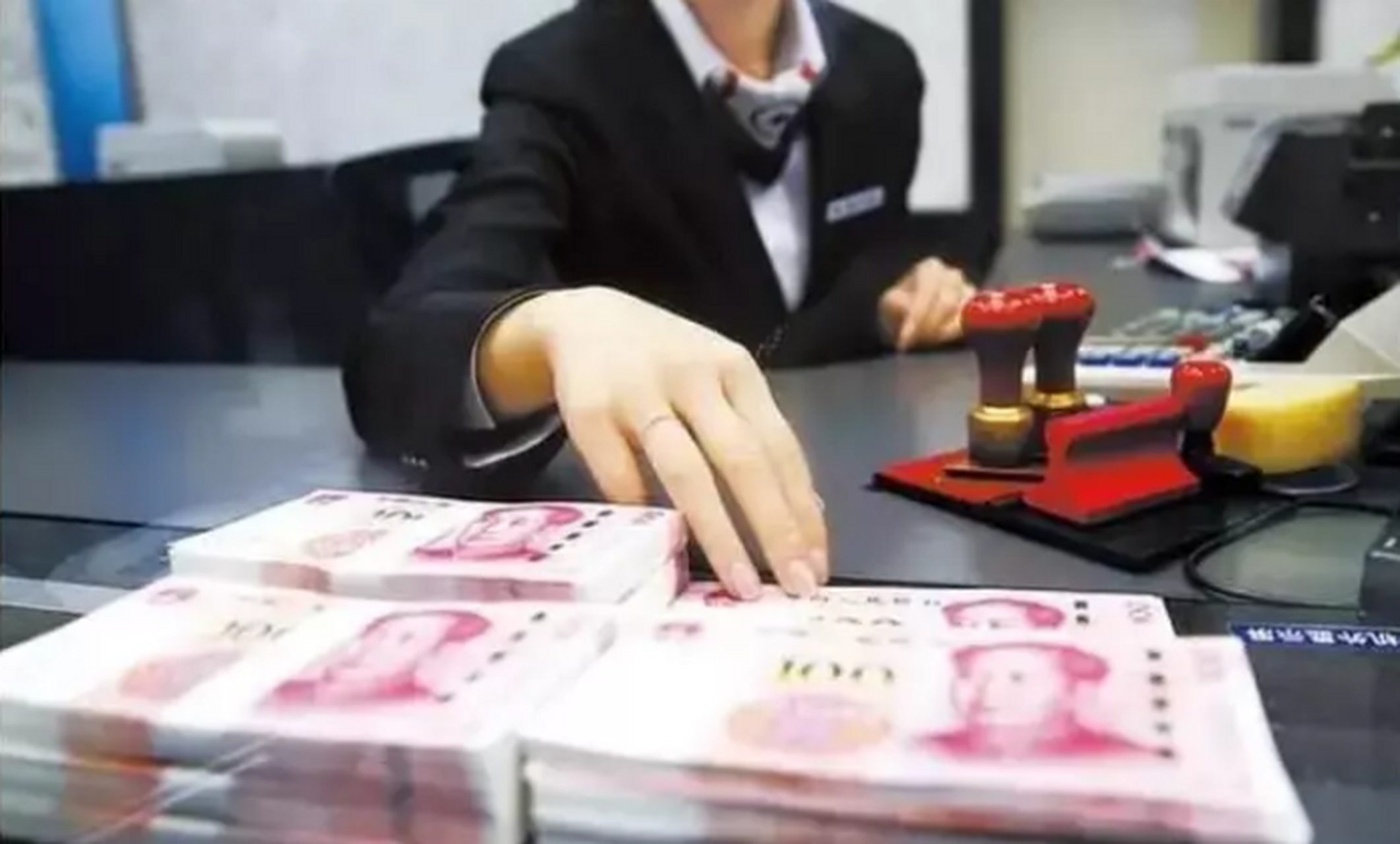 广东深圳，男子去银行取50000元钱，却怎么也取不出来，提供了自己的用途，也提供