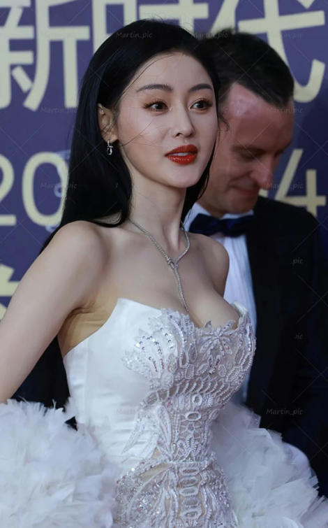 张天爱白裙出席活动