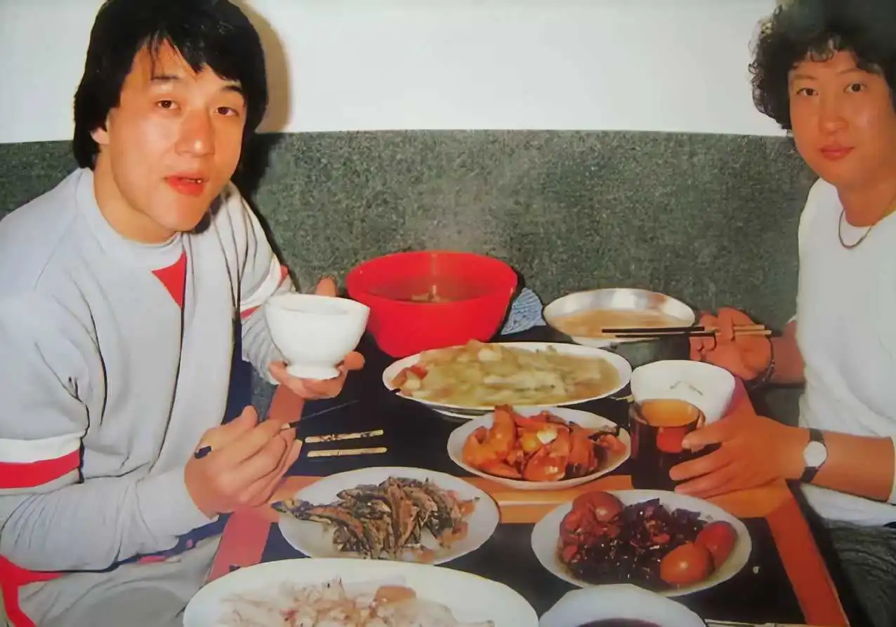 1984年拍电影快餐车的时候，成龙和洪金宝的伙食太丰盛了。