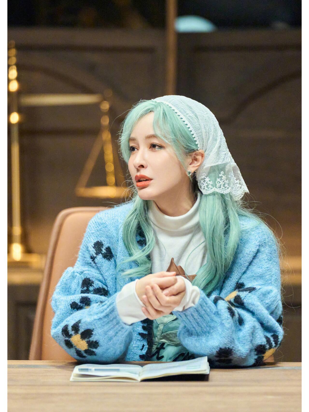 吴昕蓝发蓝裙很酷呀