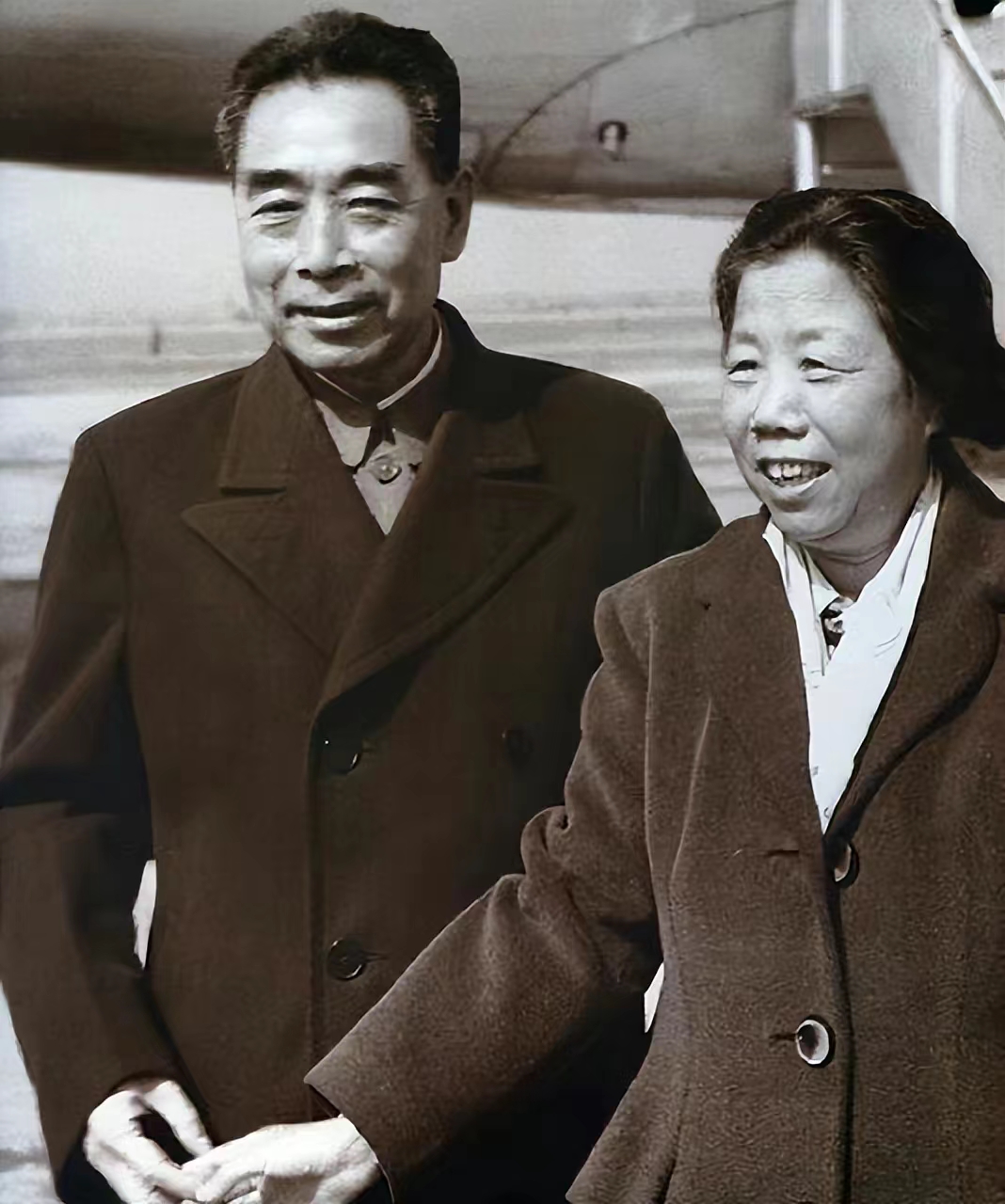 周总理和毛主席两位伟人逝世后，有人想抬高周总理，贬低毛主席，这是一股歪风。邓颖超