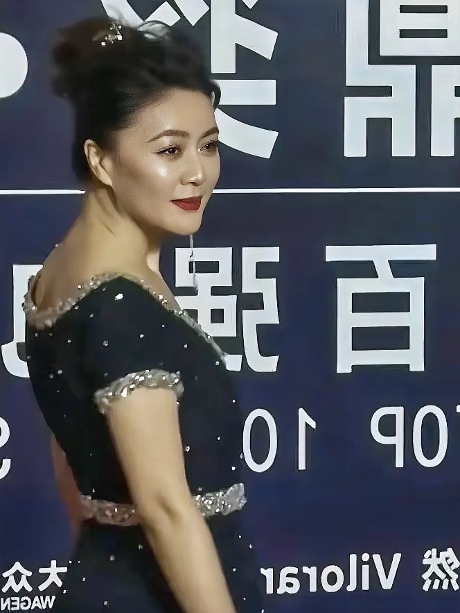虽然还是风韵犹存
但大妈感已有出来了
49岁很多普通人都超过她
她毕业于上海戏剧