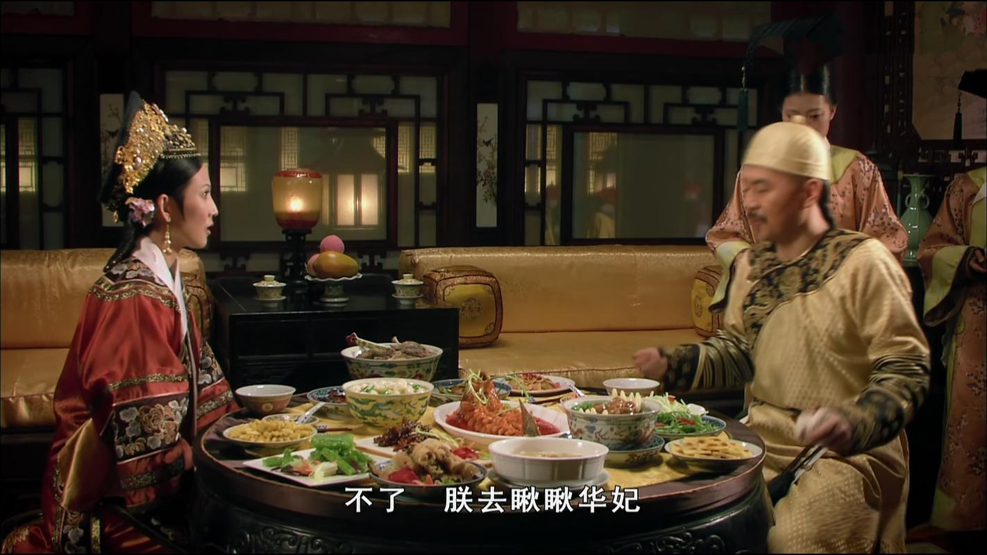 拍《甄嬛传》时，有一场皇上和皇后吃饭的戏，桌上的饭菜有真有假，蔡少芬故意“整”陈