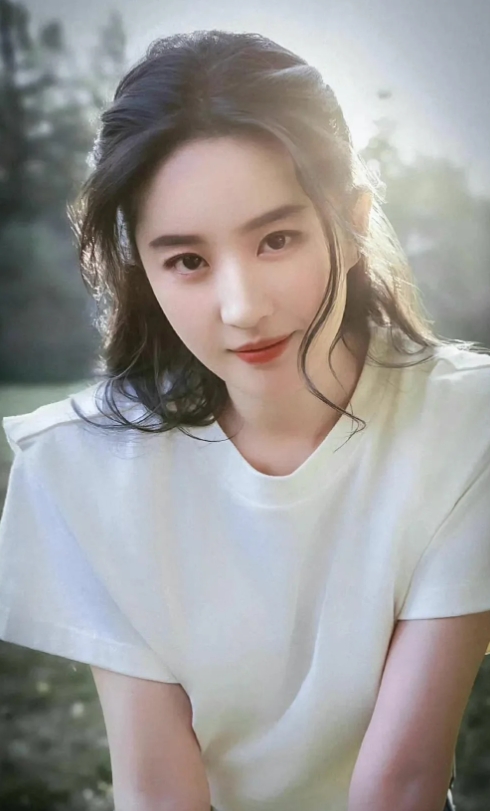 刘亦菲：演艺界的璀璨光芒