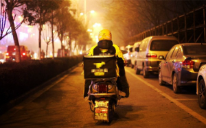 海归留学生送外卖，被保安大爷抽刀捅死