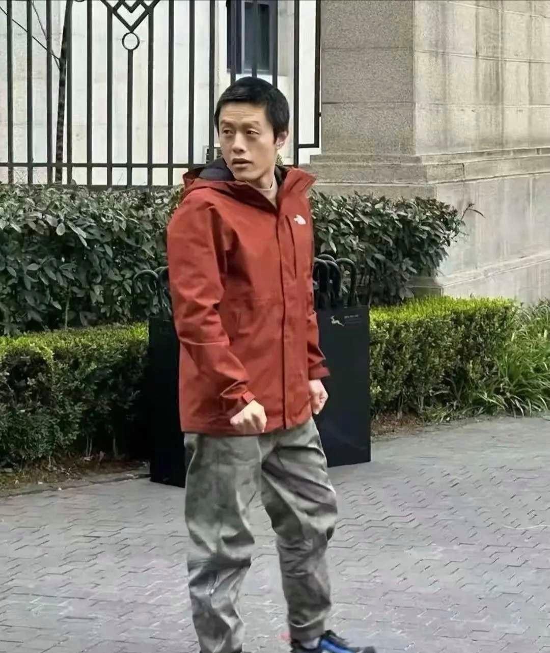 饺子导演的这身行头，真的是让人一言难尽。