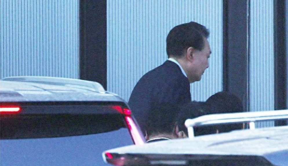 尹锡悦被捕，可能面临3个最终后果：

1.直接坐牢：事情已经闹得沸沸扬扬，民众情