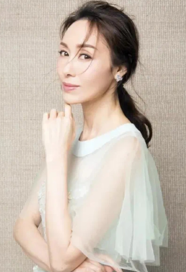 假装恩爱17年，丈夫出轨屡遭背叛不离婚