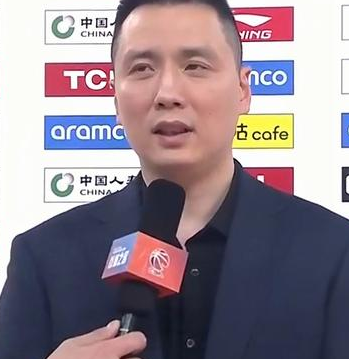 上海男篮主教练卢伟谈球队夺得CBA俱乐部杯冠军，他表示：获得冠军非常开心！我觉得