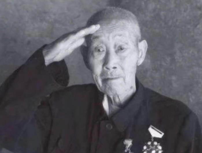 1938年，八路军排长发现10几个日本鬼子正在河里洗澡。战士们想要向前冲，却被排