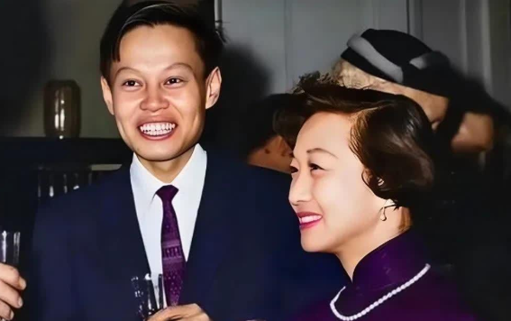 这是杨振宁与原配妻子杜致礼年轻时在宴会上的一张珍贵合影，拍摄于1957年，照片中