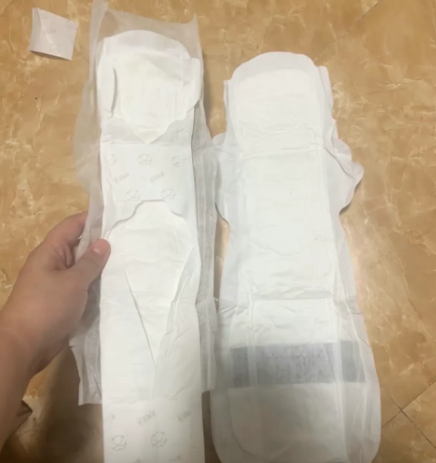 刚换卫生巾的时候就觉得不得劲，低头一看，差点没把我隔夜饭吐出来。右边这片卫生巾，