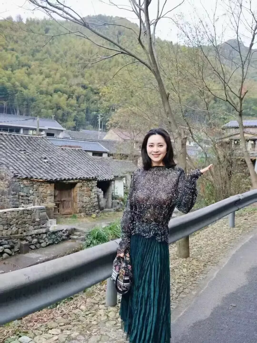最近，广东惠州公务员的高薪引起了广泛关注。据一位网友透露，公务员的收入之高令人咋