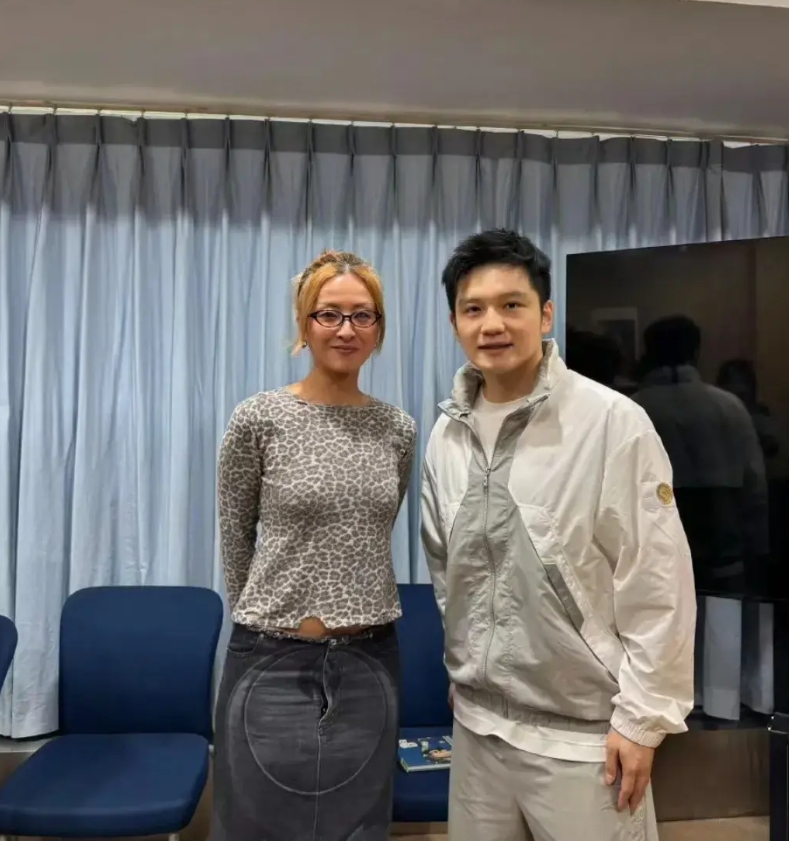 樊振东昨晚与美女粉丝的合影，下意识手往背后一点不触碰到对方。打网球时穿的一身最贵