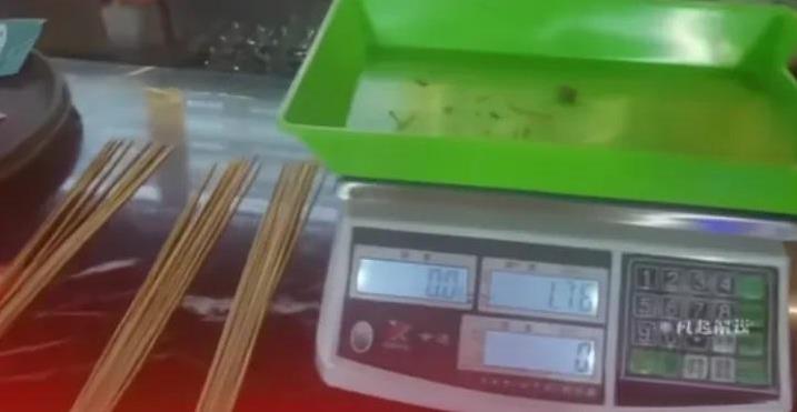 常在河边走，哪有不湿鞋的，
付先生和妻子经常去离家不远的串串火锅消费，去的原因