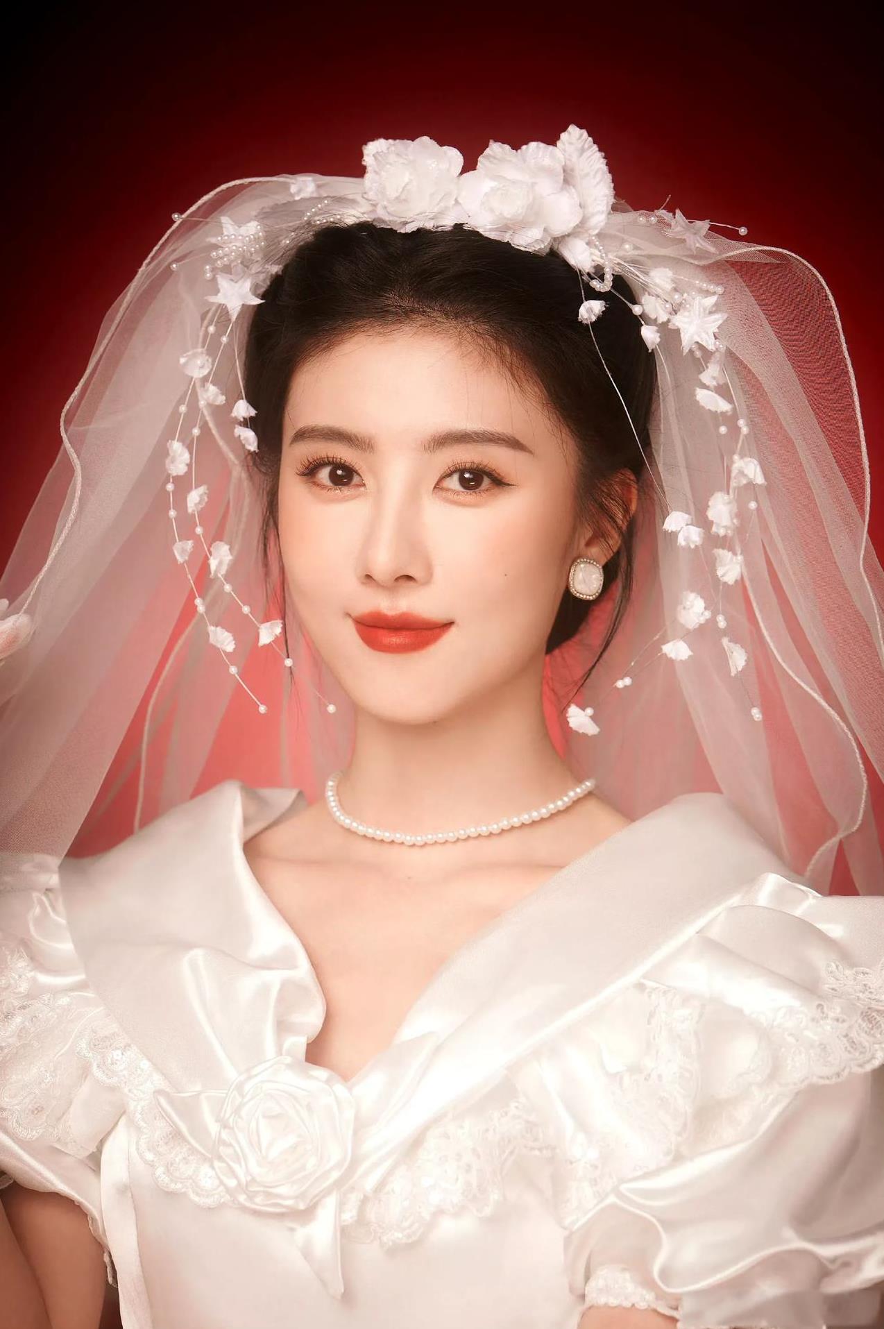 五妹这复古的新娘造型绝美，感觉她才是《六姊妹》里颜值最高的，五官精致圆润，看起来