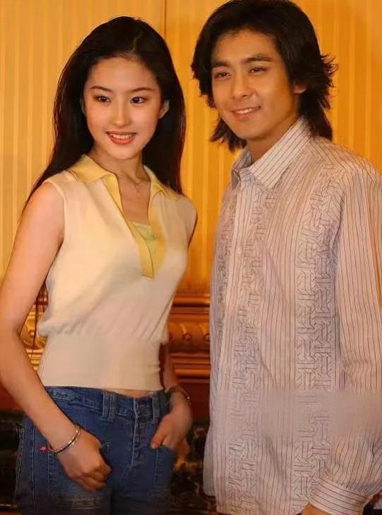 她真是从小美到大，天生丽质，没有尴尬期，十几岁就出落的倾国倾城，既俏皮可爱，又落