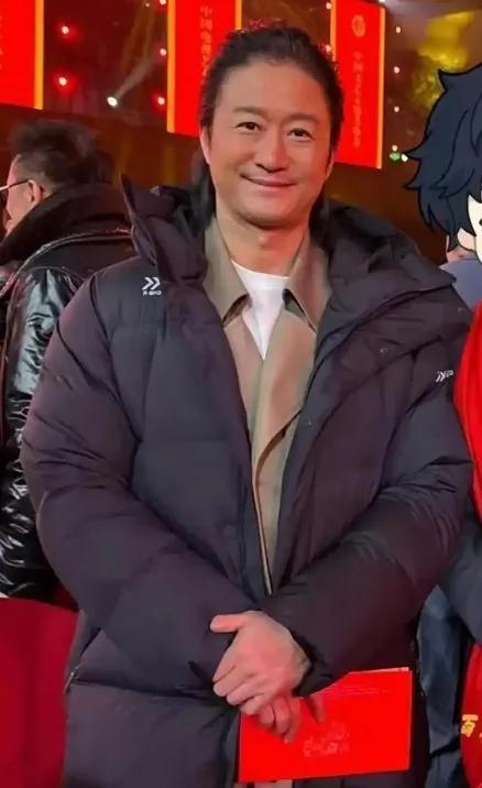 哈哈，开始不敢认，以为是别人。不理解吴京为啥留这样的发型。吴京在大家眼里才华横溢
