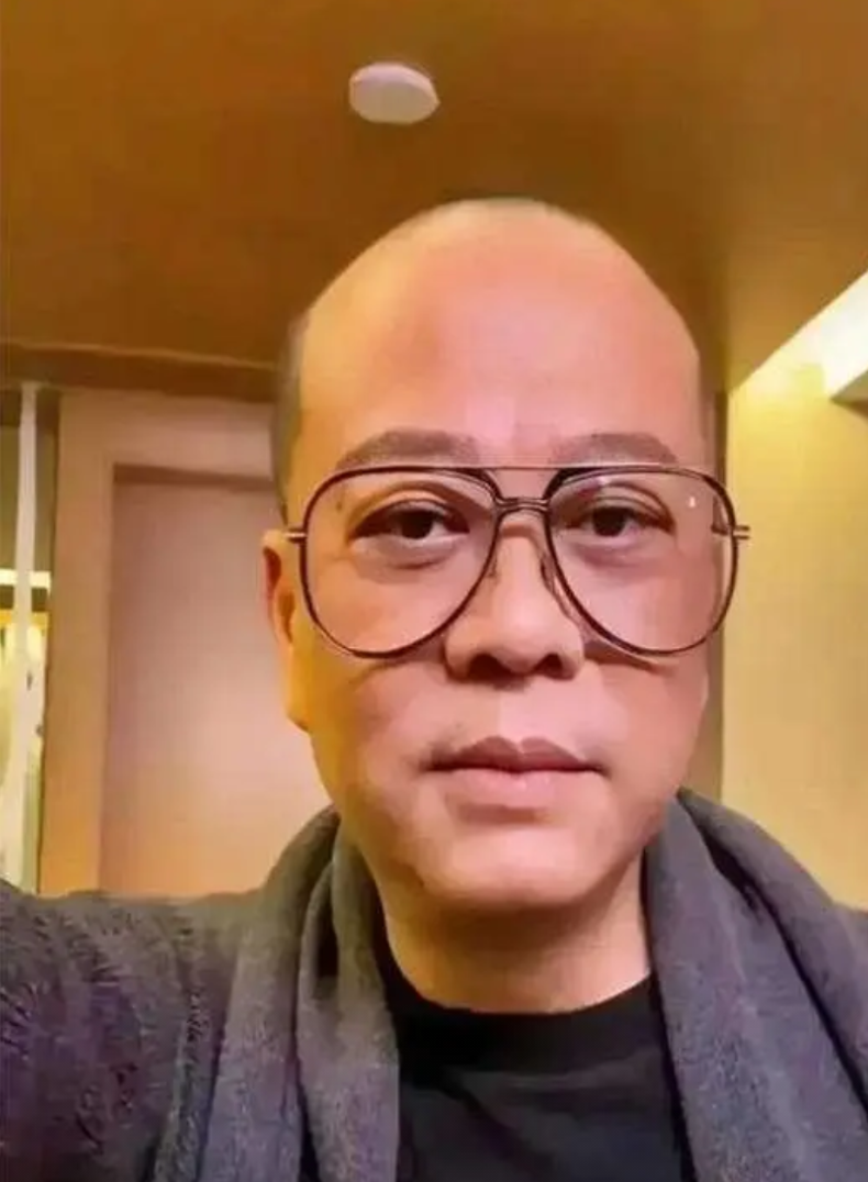 欧阳震华曾表示，“我真的很羡慕那些去内地拍综艺节目赚更多钱的香港明星。但羡慕是没