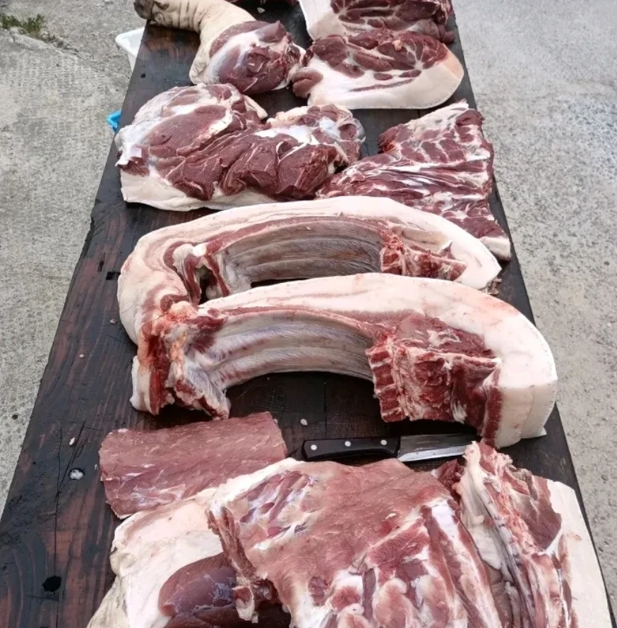 老公二叔杀年猪，给老公打电话问要不要肉，说是自己养的一年多的黑猪，我老公一听就兴
