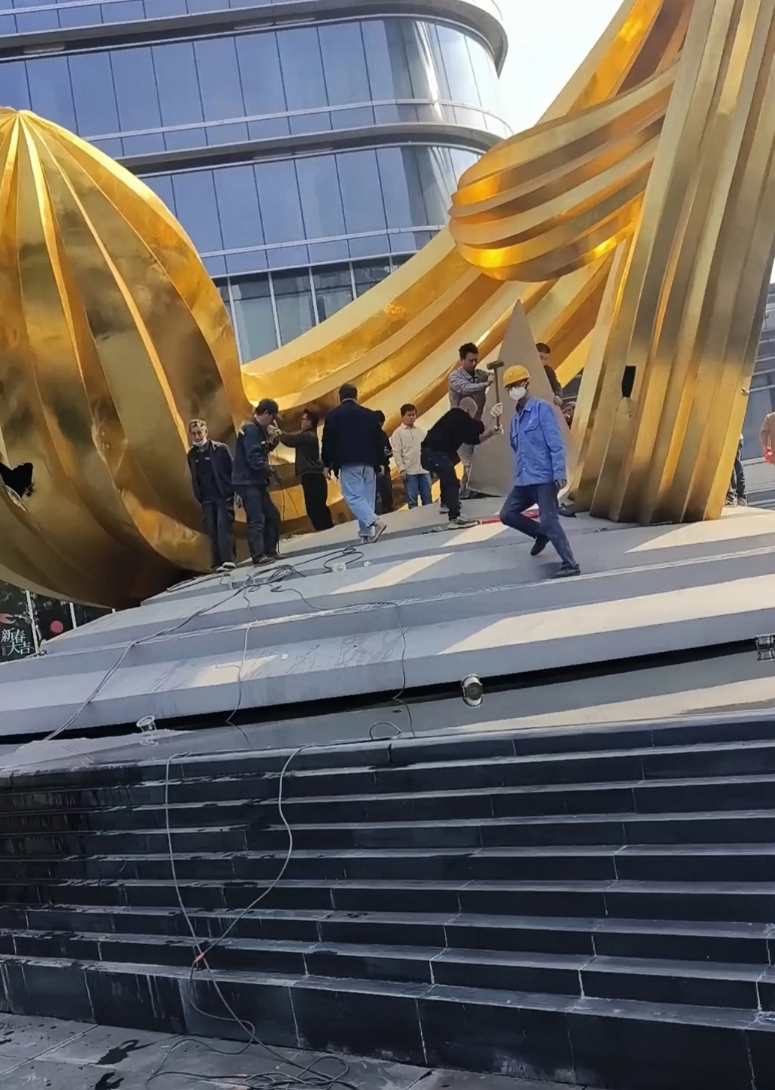 工程老板主打一个简单粗暴，但这次遇到了一群光脚不怕穿鞋的！

广州越秀一大型地标