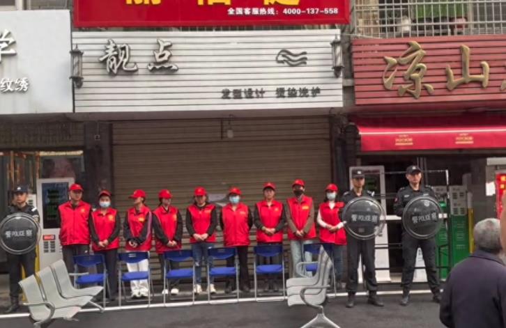 晓华理发店门口，安排了护卫和座椅。
 
不要只喷人家30块，也不要和10块的比，